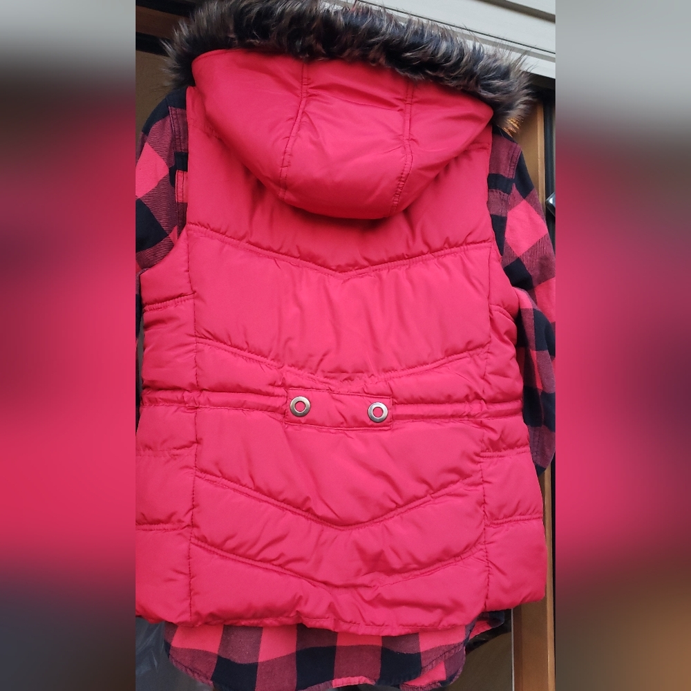 Faded Glory Red Vest w/Black Faux Fur hood, 4 pockets, snaps & zips NWOT - Picture 4 of 12